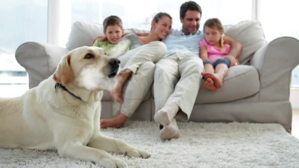 Animación Una Casa Forma Nube Flotando Con Una Familia Caucásica — Vídeo de stock