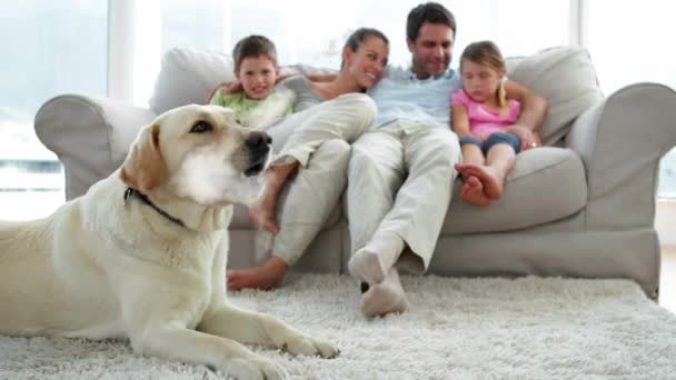 Animace domu tvar z mraku plovoucí s bělošskou rodinou sedí na pohovce se psem ležícím na koberci v pozadí