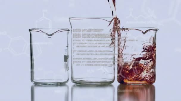 色付きの化学液体で満たされた3つの実験室ビーカーのアニメーション 前景の化学化合物のデータと構造式 — ストック動画