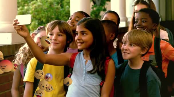 动画中的情感符号从左到右飞舞 一群多种族的学童以自拍为背景 — 图库视频影像