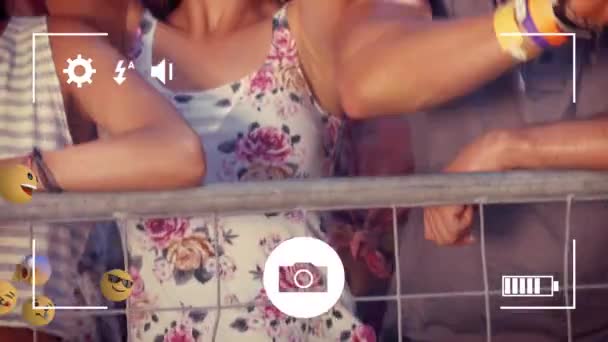 一个年轻的白种人女子在一场音乐会的背景下自拍 镜头像从左向右飞舞的情感符号的动画 — 图库视频影像