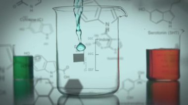 Yeşil arka plan üzerindeki kimyasal bileşiklerin verileri ve yapısal formülü ile renkli kimyasal sıvılarla doldurulan üç laboratuvar gagasının animasyonu