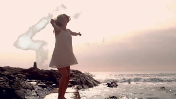 由云彩制成的房子的动画 背景是一个在海边跳舞的高加索女人 — 图库视频影像