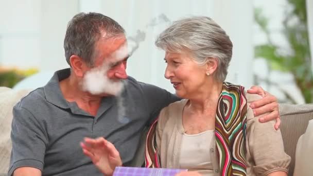 Animación Una Forma Casa Hecha Nube Flotando Con Hombre Una — Vídeo de stock