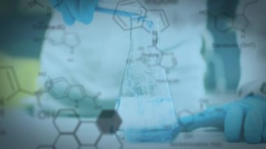 Bir kişinin deney tüpünden bir deney şişesine sıvı boşaltması, mavi arka planda kimyasal bileşiklerin verileri ve yapısal formülü ile