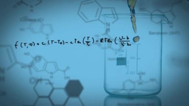 Mavi arka plan üzerindeki kimyasal bileşiklerin el yazısı formülü, verileri ve yapısal formülü ile renkli kimyasal sıvı ile doldurulan bir laboratuvar kabının animasyonu