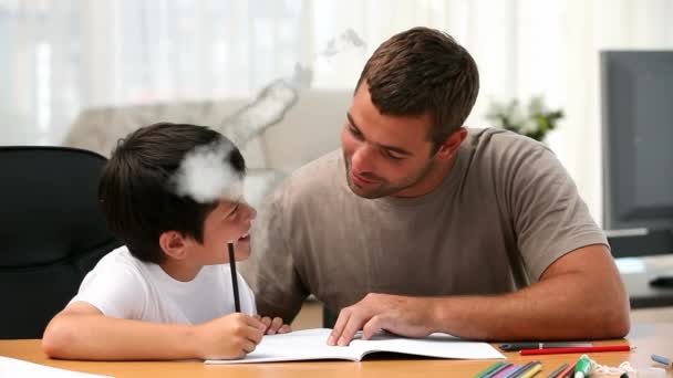 由云彩制成的房子的动画 背景是一个白人和他的儿子一起做作业 — 图库视频影像