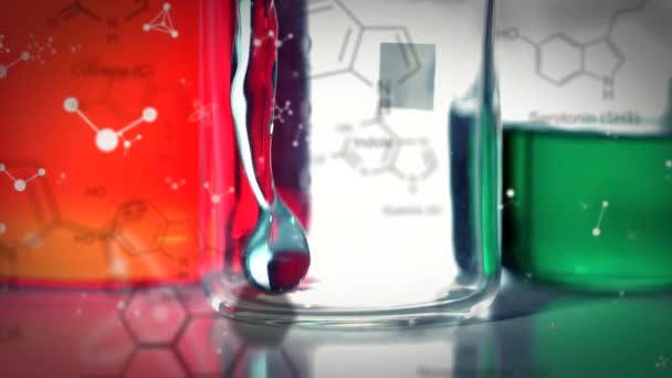 色付きの化学液体で満たされた3つの実験室ビーカーの近く 前景の化学化合物のデータと構造式のアニメーション — ストック動画