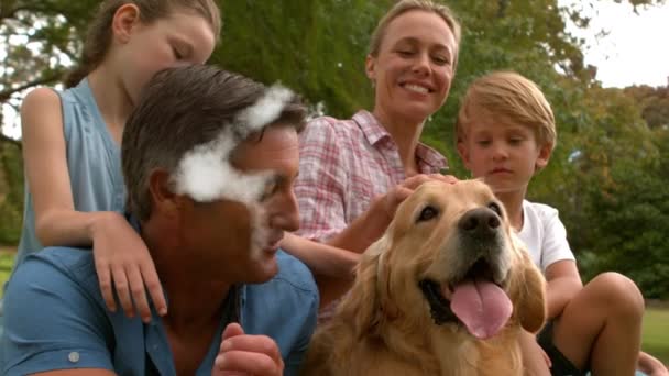 Animazione Una Casa Forma Nuvola Galleggiante Con Una Famiglia Caucasica — Video Stock