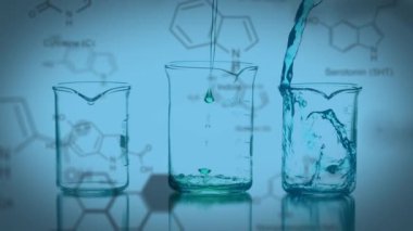 Mavi arka plan üzerindeki kimyasal bileşiklerin verileri ve yapısal formülü ile renkli kimyasal sıvılarla doldurulan üç laboratuvar gagasının animasyonu