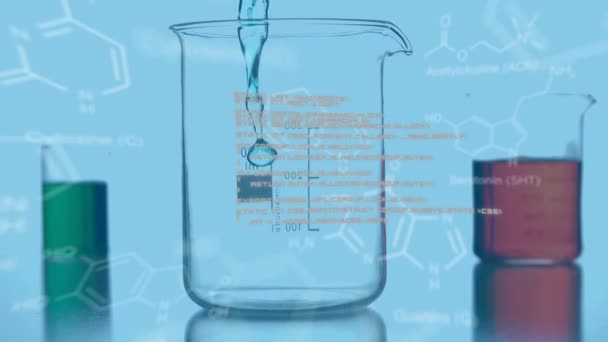 青色の化学液体で満たされた3つの実験室ビーカーのアニメーション 青色の背景に化学化合物のデータと構造式 — ストック動画