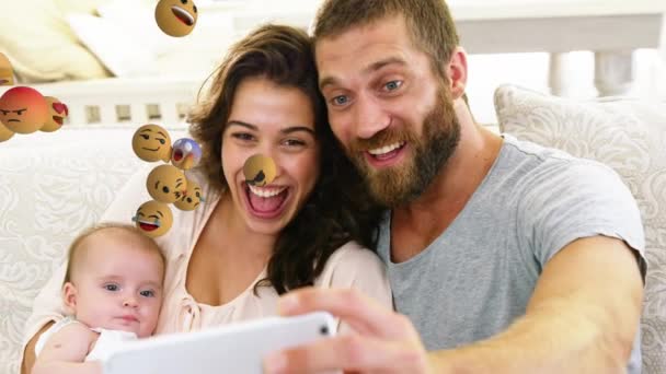 Animace emoji ikon létání zleva doprava s mladým bělochem, jak se selfie se svou rodinou v pozadí