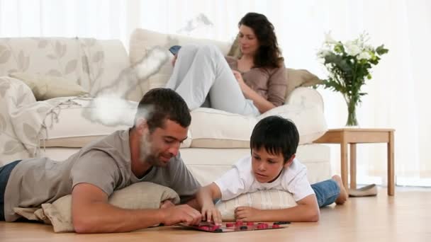 Beyaz Bir Ailenin Arka Planda Bir Oturma Odasında Birlikte Oynadığı — Stok video