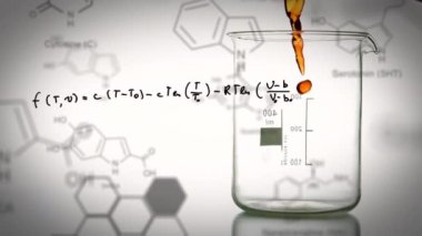 Bir laboratuvar kabının el yazısı formülü, verileri ve kimyasal bileşiklerin yapısal formülü ile renkli kimyasal sıvı ile doldurulması ön planda
