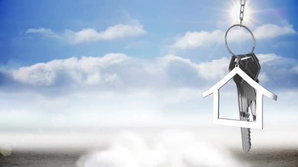 雲を抱えた白人の手に掛かる銀の家の鍵と家の形のキーフォブのアニメーションと 背景に青空を持つ3Dハウスモデル — ストック動画