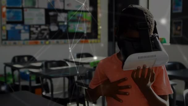 アフリカ系アメリカ人の少年がVrヘッドセットを着用し 背景を見回しながら前景に浮かぶ接続のネットワークのアニメーション — ストック動画