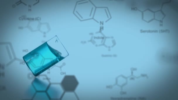 青い液体がこぼれ落ちる実験室ビーカーのアニメーション 青色の背景に化学化合物のデータと構造式 — ストック動画