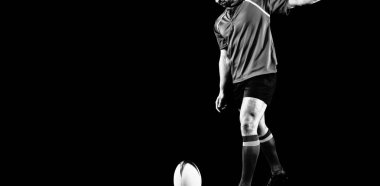 Sert Rugby Oyuncu siyah arka plan üzerinde izole