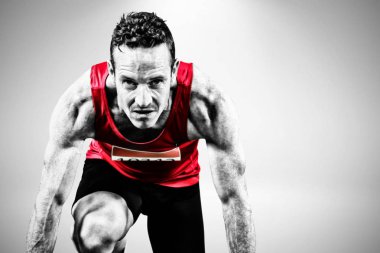 Beyaz arkaplanda odaklanmış sporcu