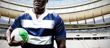 Stadyumda güneşli bir günde rugby gol sonrası karşı Güçlü Rugby Oyuncu