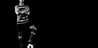 Odaklanmış Soccer Player siyah arka plan izole