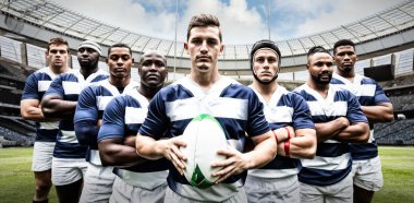 Rugby takımı, güneşli bir günde stadyumda rugby kalesine karşı.