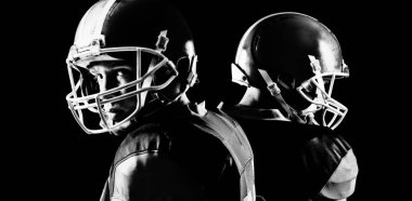 Amerikan futbolcuları kask takıyor