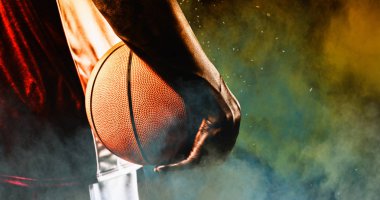 Sarı renk tozu sıçramasına karşı basketbolcu