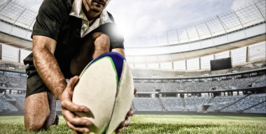 Beyazlı erkek rugby oyuncusu, güneşli bir günde stadyumda rugby kalesine karşı sahada