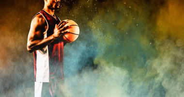 Sarı renk tozu sıçramasına karşı basketbolcu