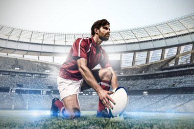 Beyazlı erkek rugby oyuncusu, güneşli bir günde stadyumda rugby kalesine karşı sahada