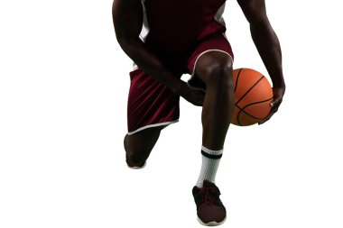 Basketbolcu beyaz arkaplanda izole edildi 