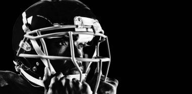 Güçlü Rugby Oyuncusu siyah arka planda izole