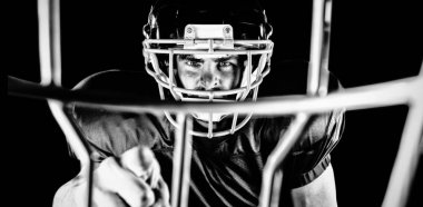 Amerikalı futbolcu siyah arka planda izole edildi