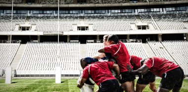 Rugby Oyuncular stadyumda güneşli bir günde rugby gol sonrası karşı Maç Playing