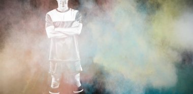 Renk tozu sıçramasına karşı Odaklanmış Futbolcu