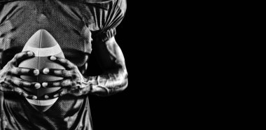 Güçlü Rugby Oyuncusu siyah arka planda izole 