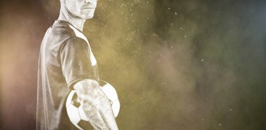 Renk tozu sıçramasına karşı Odaklanmış Futbolcu