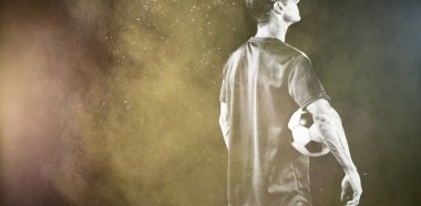 Renk tozu sıçramasına karşı Odaklanmış Futbolcu