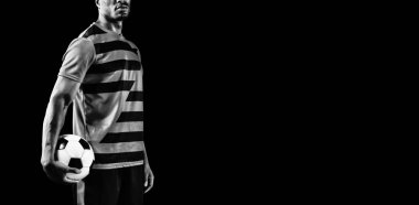 Odaklanmış Soccer Player siyah arka plan izole