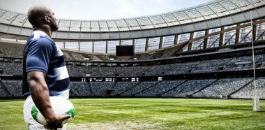 Rugby oyuncusu güneşli bir günde rugby stadyumuna karşı.