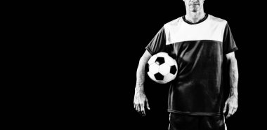 Odaklanmış Soccer Player siyah arka plan izole