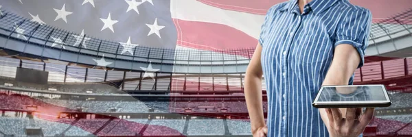 アメリカの国旗のクローズ アップに対してタブレットを保持している女性の中央部 — ストック写真