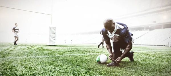 경기장에서 신발끈을 아프리카 미국인 선수의 배경에 플레이어와 — 스톡 사진
