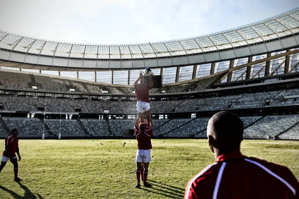 Jogador Rugby Pegando Bola Contra Estádio Rugby Dia Ensolarado — Fotografia de Stock
