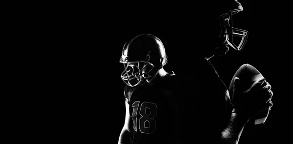 American Football Spieler Stehen Mit Rugbyhelmen Und Ball — Stockfoto