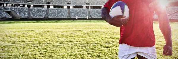 Jogador Rugby Masculino Segurando Bola Rugby Chão Contra Posto Gol — Fotografia de Stock