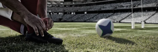 Παίκτης Του Ράγκμπι Που Δένει Κορδόνια Του Γηπέδου Γήπεδο Του — Φωτογραφία Αρχείου