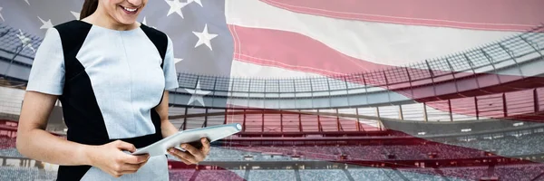 微笑的女商人使用数字平板电脑对美国国旗的特写镜头 — 图库照片