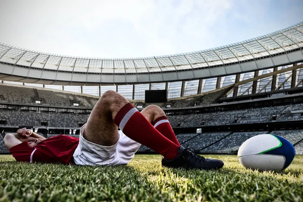 Jogador Rugby Deitado Campo Contra Estádio Rugby Dia Ensolarado — Fotografia de Stock